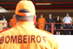 Comandante-geral do Corpo de Bombeiros, coronel Hamilton Santos; governador Rollemberg; secretária da Segurança Pública e da Paz Social, Márcia de Alencar; e o chefe da Casa Militar, coronel Cláudio Ribas durante solenidade no Corpo de Bombeiros.