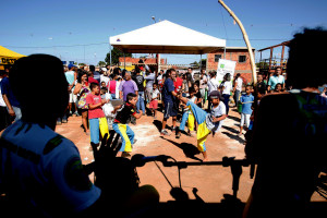 Crianças jogam capoeira em quadra do Sol Nascente