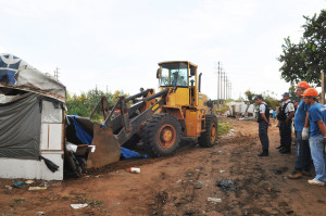 Caminhão remove barraco de madeira no Setor Noroeste, em Brasília.