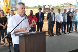 Rollemberg discursa no lançamento de obras de paisagismo no Jardim Botânico. Pessoas estão de pé atrás do governador.