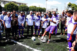 Morador da Guariroba chuta uma bola no campo de grama sintética