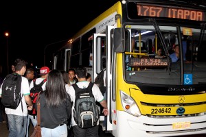 Estudantes pegam ônibus na porta da escola