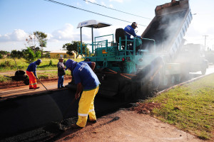 Equipe trabalha no recapeamento da Avenida Monjolo, no Recanto das Emas.