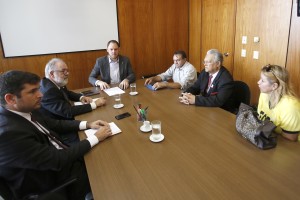 Representantes do setor de transporte escolar em reunião nesta quinta-feira (19), com o secretário-adjunto de Relações Institucionais da Casa Civil, Igor Tokarski.