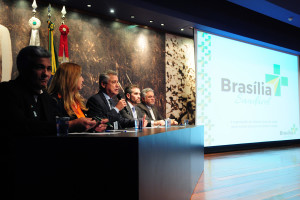 O presidente do Conselho de Saúde do DF, Helvécio Ferreira; a secretária adjunta de Saúde, Eliene Ancelmo Berg; o governador Rodrigo Rollemberg, o secretário de Saúde, Humberto Fonseca; e o diretor executivo do Conselho Nacional de Secretários de Saúde (Conass), Jurandir Frutuoso.