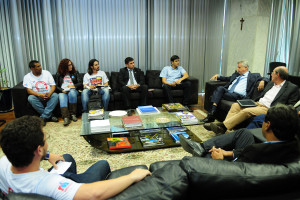 Governador Rodrigo Rollemberg recebe comitiva de servidores da Companhia de Saneamento Ambiental do Distrito Federal, membros do Sindicato dos Trabalhadores na Indústria da Purificação e Distribuição de Água e em Serviços de Esgotos do Distrito Federal (Sindágua-DF).