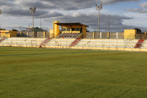 Estádio Maria de Lourdes Abadia, mais conhecido como Abadião, deixará de usar sistema de irrigação manual (foto). Local que será um dos centros de treinamento da Olimpíada em Brasília está em processo de instalação de equipamentos para irrigação automatizada do gramado.