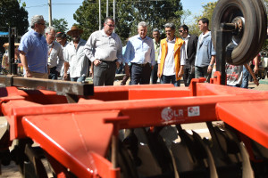 São Sebastião recebeu, na manhã desta sexta-feira (24), 15 equipamentos como aparador de grama, plantadeira, roçadeira e trator.