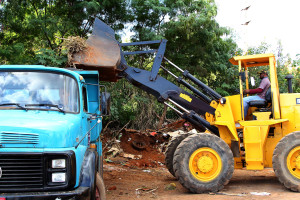 Máquinas da Novacap trabalham na remoção de entulho em Samambaia.