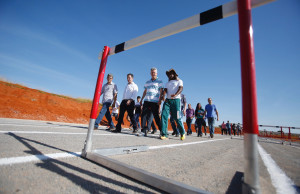 Governdor Rollemberg na pista de atletismo de São Sebastião.