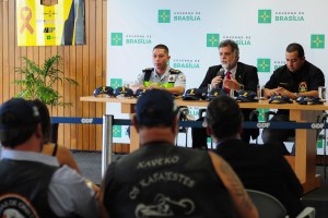 O comandante do Batalhão de Policiamento Rodoviário da PMDF, tenente-coronel Stefano Lobão, e o diretor-geral do DER-DF, Henrique Luduvice, e o diretor-geral do Detran-DF, Jayme Amorim de Sousa, durante entrevista coletiva de balanço da campanha Maio Amarelo em Brasília.