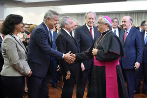 Acompanhado da esposa, Márcia, o governador de Brasília, Rodrigo Rollemberg, cumprimenta o núncio apostólico no Brasil, dom Giovani d’Aniello. O presidente da República interino, Michel Temer, o presidente do Supremo Tribunal Federal, ministro Ricardo Lewandowski, e o ministro das Relações Exteriores, José Serra, também participaram da homenagem.