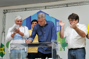 O governador Rodrigo Rollemberg assinou o decreto de criação do Habita Brasília, ao lado de outras autoridades, no Salão de Múltiplas Funções do Cave, no Guará.