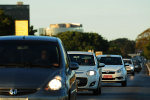 O farol baixo não pode ser substituído por farol de milha, farol de neblina ou farolete.