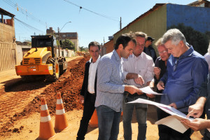 O governador Rodrigo Rollemberg acompanhou o andamento das obras no Setor Habitacional Buritizinho, em Sobradinho II.