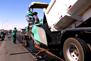 Máquinas trabalham na restauração da DF-001, próximo ao balão do Colorado.