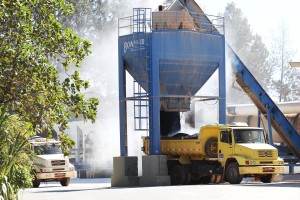 Por ter assumido diretamente mais obras, a empresa tem produzido cerca de 400 toneladas de massa asfáltica por dia.