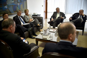 Rollemberg em reunião com senadores nesta terça-feira (14).