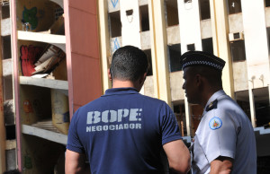 Durante todo o sábado, os negociadores da polícia militar tentaram manter diálogo para que os responsáveis entendam a necessidade de retirar bebês e crianças do local, como determina decisão da Vara da Infância e Juventude do DF.