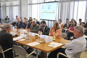 O governador Rodrigo Rollemberg durante reunião de acordo de resultados com gestores da Secretaria de Gestão do Território e Habitação.