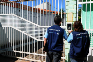 Agentes da Codeplan no Setor Habitacional Arniqueira, em Águas Claras.