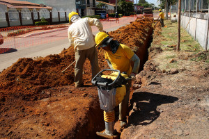 Caesb faz obras de instalação de rede de esgoto no Incra-8.