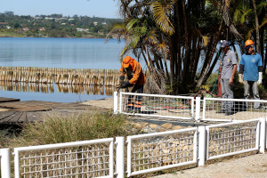 Retirada de cercas às margens do Lago Paranoá continuou nesta terça-feira (12).