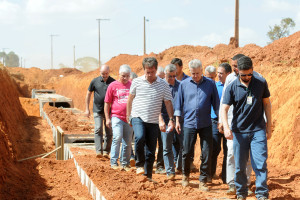 O governador Rollemberg acompanhou neste sábado (23) as obras de uma galeria de águas pluviais que vai abastecer as Quadras 105 e 209, no Trecho 2 do Sol Nascente, em Ceilândia.