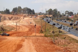 Trabalhos de remoção de rocha na margem da via que liga o Torto ao Colorado continuam no domingo (24).