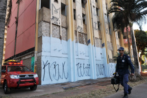 Equipe do Corpo de Bombeiros combateu incêndio no Torre Palace na manhã desta quarta-feira (20).