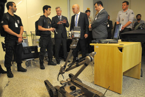 O governador de Brasília Rodrigo Rollemberg, e o ministro da Justiça, e Cidadania, Alexandre de Morais, durante inspeção ao aeroporto de Brasília.