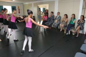 Meninas do projeto Garatuja apresentaram coreografias para a princesa da Bélgica, Maria Esmeraldapara a princesa da Bélgica, Adelaida Liliana Ana Leopoldina.