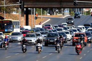 Motociclistas no centro do Plano Piloto.