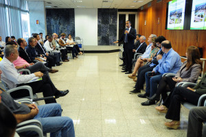 O vice-governador Renato Santana em reunião no Palácio do Buriti com administradores regionais e representantes dos órgãos responsáveis pela elaboração do Plano Distrital de Saneamento Básico e de Gestão Integrada de Resíduos Sólidos.