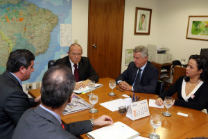 O presidente da Inframerica, Daniel Ketchibachian, ministro-chefe da Casa Civil da Presidência da República, Eliseu Padilha, governador de BRasília, Rodrigo Rollemberg e a chefe de gabinete da Secretaria do Esporte, Turismo e Lazer do DF, Elisângela Barros.