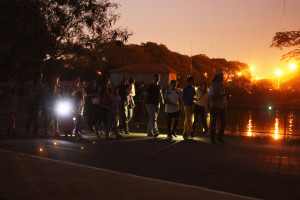 Caminhada à noite para observar o hábito noturno de animais é uma das atividades que a Fundação Jardim Zoológico de Brasília oferece aos participantes do projeto Zoo Camping.