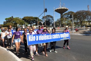 Caminhada em Ceilândia lembrou os dez anos da Lei Maria da Penha.