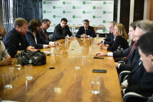 Reunião de gestores do governo de Brasília em reunião com membros dos sindicatos da Polícia Civil.