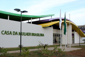 Há ainda uma rede de proteção à mulher articulada pela Secretaria do Trabalho, Desenvolvimento Social, Mulheres, Igualdade Racial e Direitos Humanos. Nela, estão a Casa da Mulher Brasileira, a Casa Abrigo, os Centros Especializado em Atendimento à Mulher e os Núcleos de Atendimento à Família e aos Autores de Violência — que juntos fizeram 8.238 atendimentos de janeiro a junho de 2016.