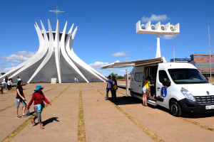 O posto de atendimento móvel em frente à Catedral Metropolitana Nossa Senhora Aparecida, na Esplanada dos Ministérios.