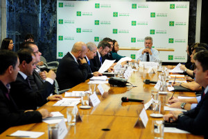 O governador Rollemberg e representantes da Caixa em reunião nesta segunda-feira (8) no Palácio do Buriti.