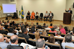 Cerca de 110 pessoas participaram, nesta semana, na Escola de Governo, do curso para atuarem nos conselhos comunitários de segurança do Distrito Federal. O treinamento terminou nesta quarta-feira (24), com a presença do governador Rollemberg, e da secretária da Segurança Pública e da Paz Social, Márcia de Alencar.