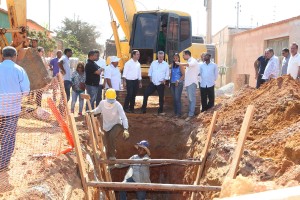 Rodrigo Rollemberg visitou neste sábado (13) as obras de drenagem, pavimentação e construção de meios-fios, que começaram há um mês.