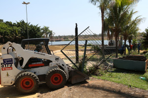 A Agência de Fiscalização do Distrito Federal (Agefis) deu início nesta segunda-feira (22) à recuperação de área pública de 18,9 mil metros quadrados no Lote 19 do Conjunto 1 da QL 8 do Lago Sul. Serão retirados muros e cercas que impedem o acesso ao terreno ocupado irregularmente.