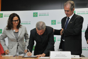 A solenidade para assinatura do governador Rodrigo Rollemberg ocorreu no Salão Nobre do Palácio do Buriti.