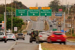 Rodovias que cortam o DF recebem sinalização sobre uso do farol baixo a partir desta sexta-feira (9).