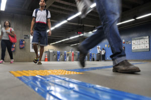 Foi instalado piso tátil emborrachado nas rotas acessíveis da estação.