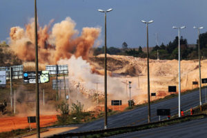 A quarta etapa da detonação da rocha às margens da Estrada Parque Indústria e Abastecimento (Epia) na saída norte foi concluída conforme o planejado, na tarde deste domingo (18).