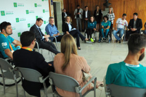 O governador Rodrigo Rollemberg e a secretária do Esporte, Turismo e Lazer, Leila Barros, receberam atletas paralímpicos e o presidente do Comitê Paralímpico Brasileiro, Andrew Parsons, no Palácio do Buriti.