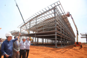 O governador de Brasília, Rodrigo Rollemberg, esteve hoje de manhã na vistoria e avaliou que as obras estão caminhando de maneira rápida.